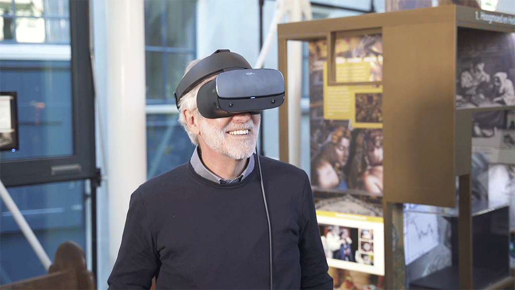 Man met VR bril in museum